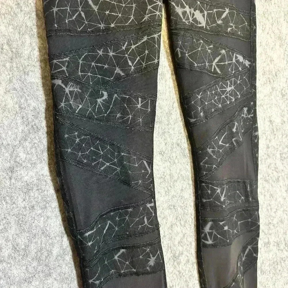 Lululemon Zig Zag Mesh Wunder Under - Size 4 - image 2